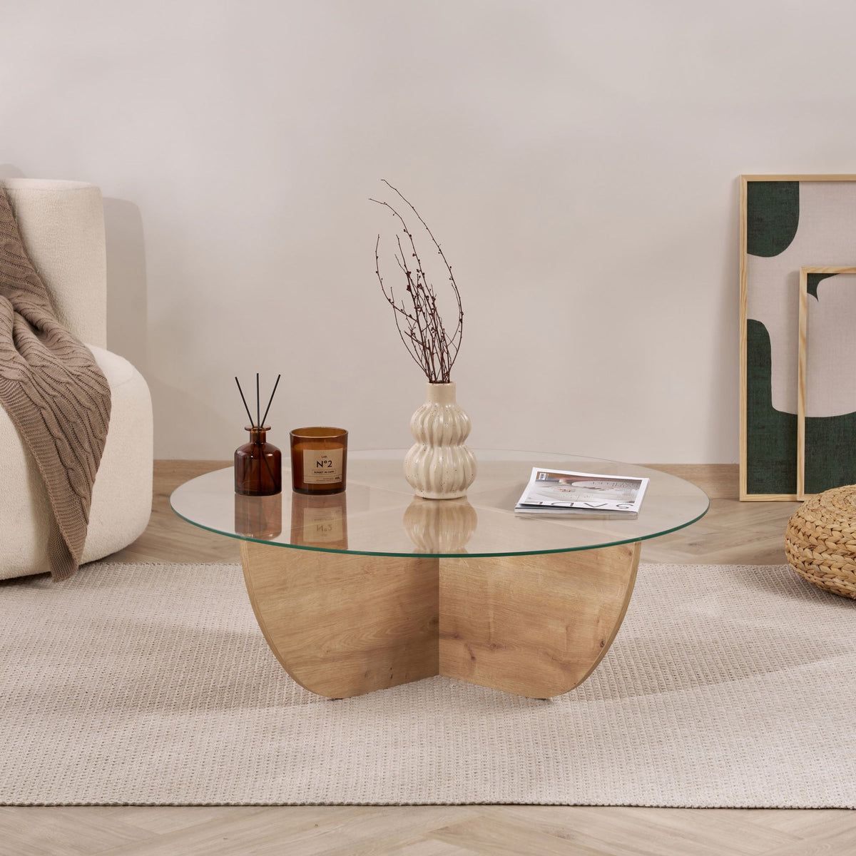 Couchtisch mit Glasplatte in Saphir-Eiche Optik und Gestell aus melaminbeschichteter Spanplatte, quadratische Form, 90 x 90 x 30 cm.