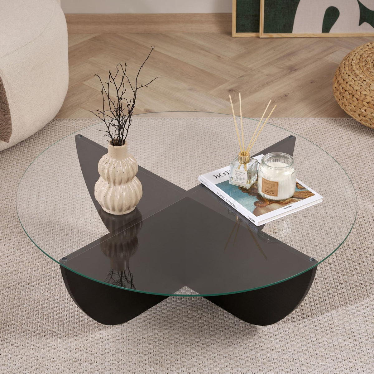 Liya Couchtisch von Nordure in Holz Schwarz mit Tischplatte aus gehärtetem Glas und Gestell aus melaminbeschichteter Spanplatte, Masse 90x90x30 cm.