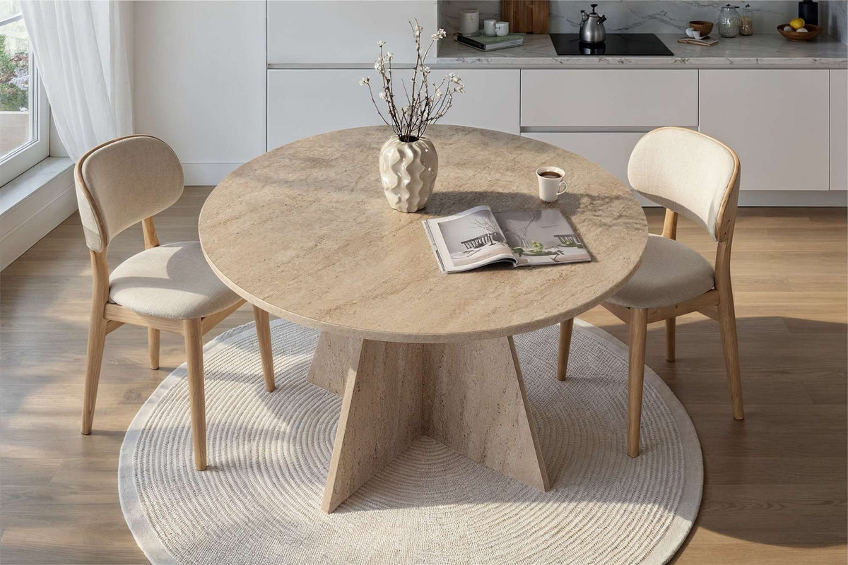 Quadratischer Esstisch mit Travertin-Optik, Tischplatte aus melaminbeschichteter Spanplatte, 120x120 cm, Höhe 75 cm.