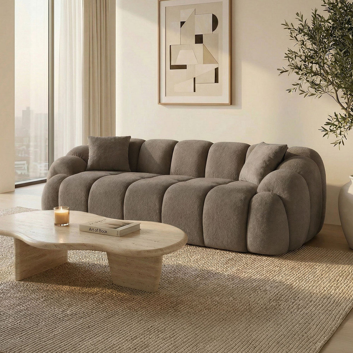 Braunes 3-Sitzer Sofa Octavio von Hanah Home mit Polyesterbezug in Venus-Struktur, Kunststoffbeinen und abnehmbarem Rückenkissen.