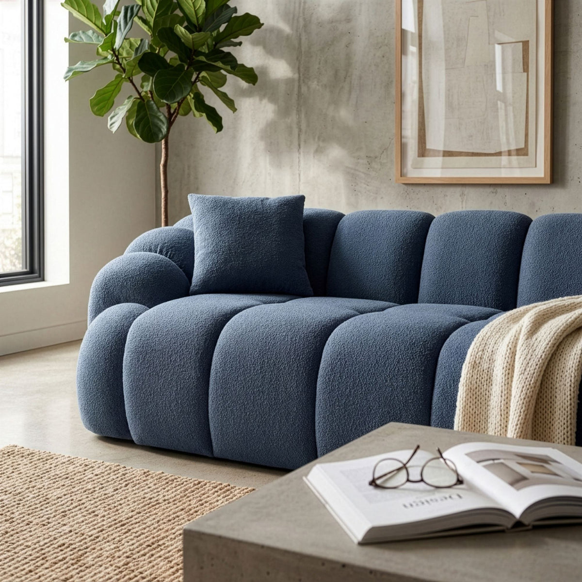 Marineblaues 3-Sitzer Sofa Octavio von Hanah Home mit Polyesterbezug, Hainbuche-Gestell, Kunststoffbeinen und zwei losen Kissen.