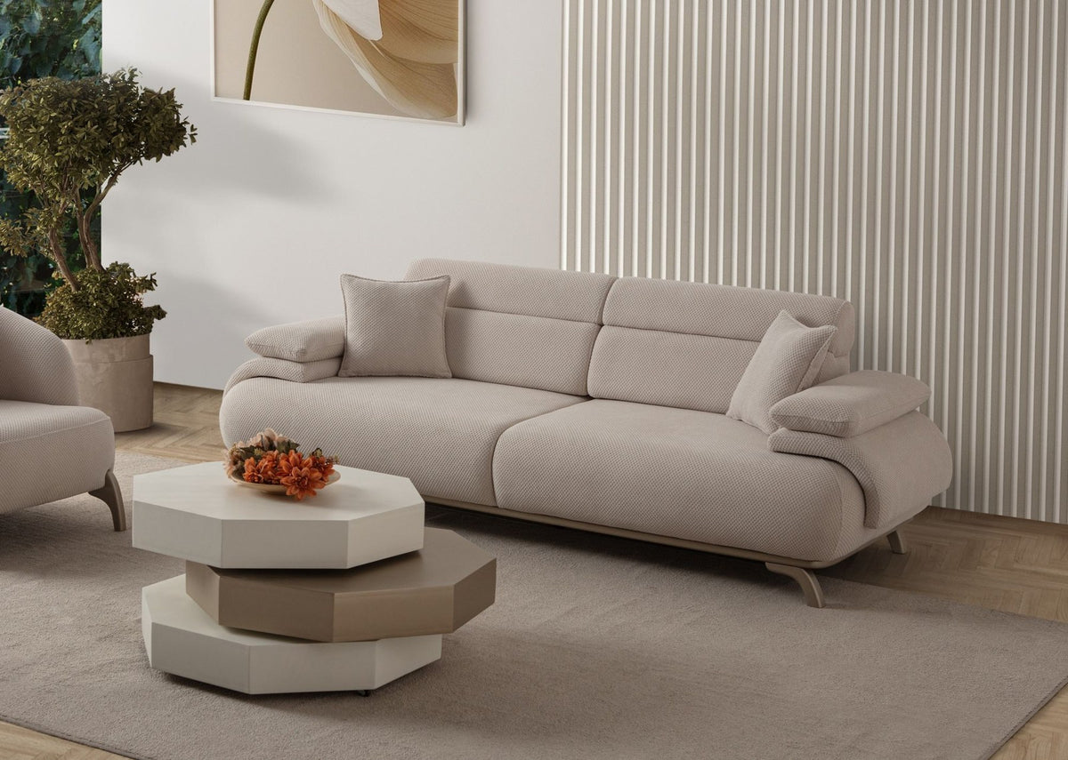 Beiges 3-Sitzer-Sofa mit Polyesterstoff in Tuna-Struktur, Holzbeinen und abnehmbarem Rückenkissen, Frontalansicht auf hellem Hintergrund.