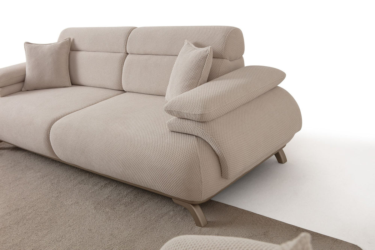 Beiges 3-Sitzer-Sofa mit Polyesterstoff in Tuna-Struktur, Holzbeinen und abnehmbarem Rückenkissen, Frontalansicht auf hellem Hintergrund.