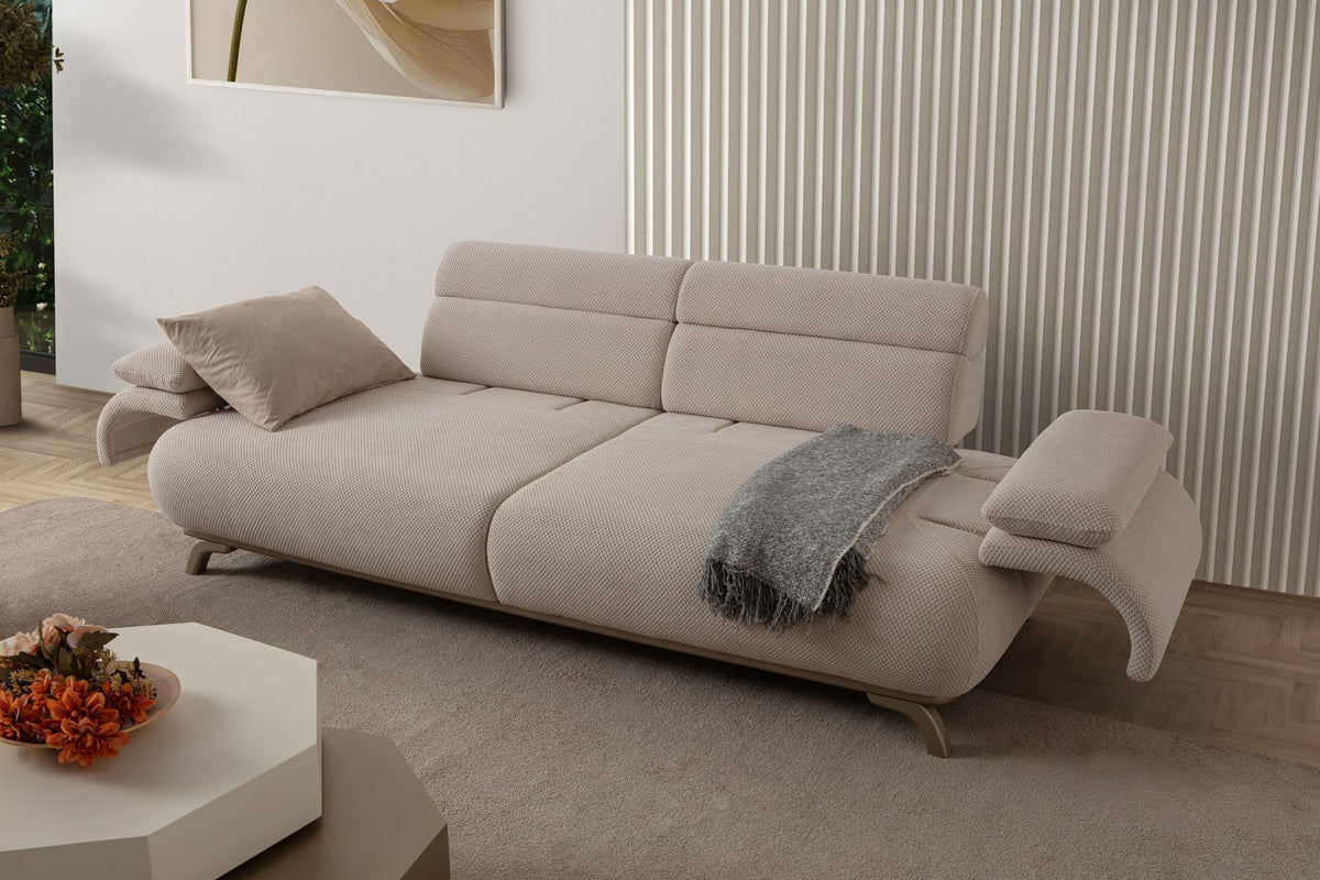 Beiges 3-Sitzer-Sofa mit Polyesterstoff in Tuna-Struktur, Holzbeinen und abnehmbarem Rückenkissen, Frontalansicht auf hellem Hintergrund.