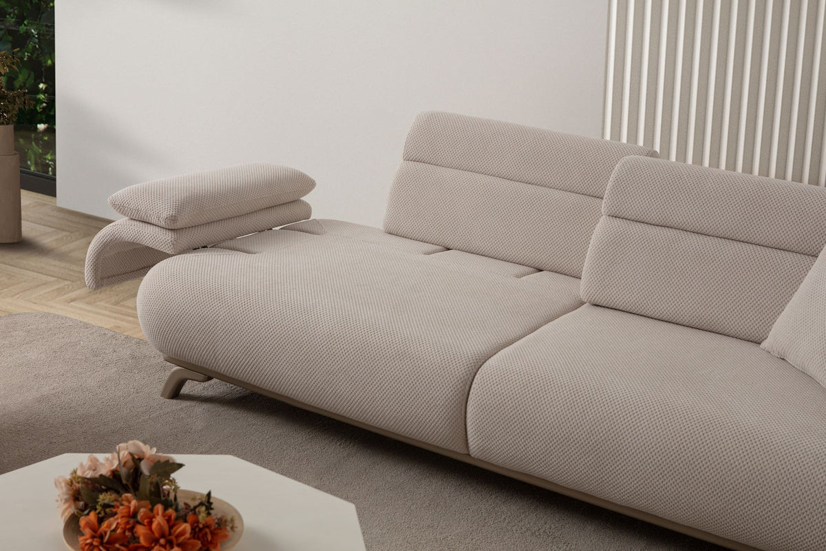 Beiges 3-Sitzer-Sofa mit Polyesterstoff in Tuna-Struktur, Holzbeinen und abnehmbarem Rückenkissen, Frontalansicht auf hellem Hintergrund.