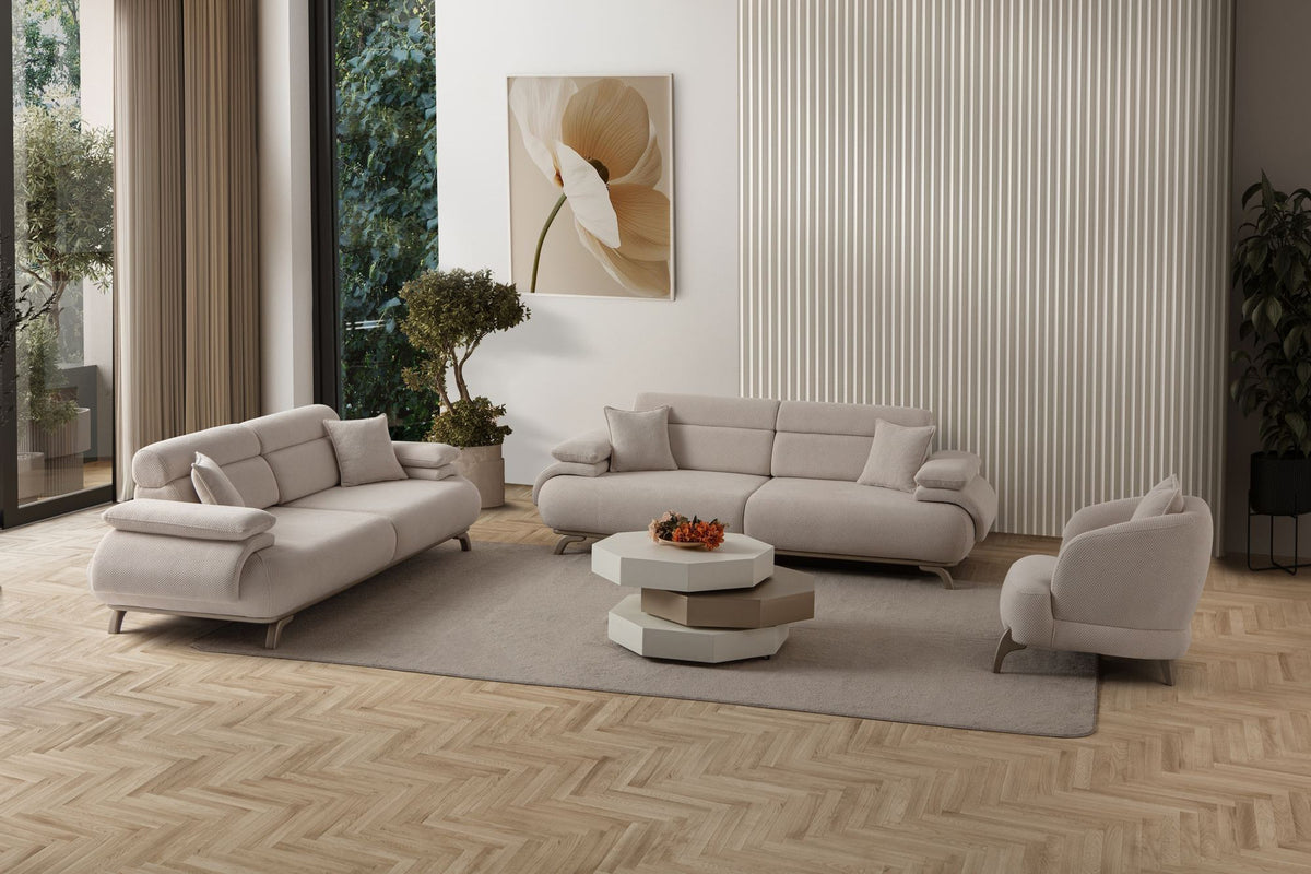 Beiges 3-Sitzer-Sofa mit Polyesterstoff in Tuna-Struktur, Holzbeinen und abnehmbarem Rückenkissen, Frontalansicht auf hellem Hintergrund.