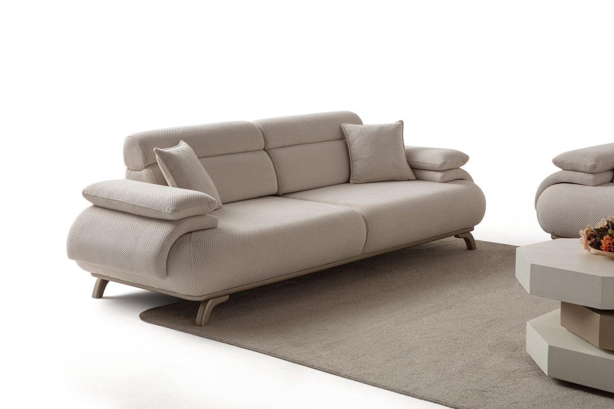 Beiges 3-Sitzer-Sofa mit Polyesterstoff in Tuna-Struktur, Holzbeinen und abnehmbarem Rückenkissen, Frontalansicht auf hellem Hintergrund.