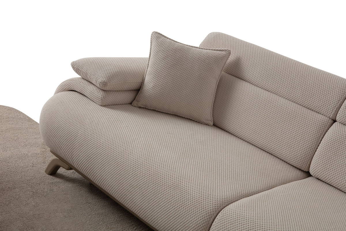 Beiges 3-Sitzer-Sofa mit Polyesterstoff in Tuna-Struktur, Holzbeinen und abnehmbarem Rückenkissen, Frontalansicht auf hellem Hintergrund.
