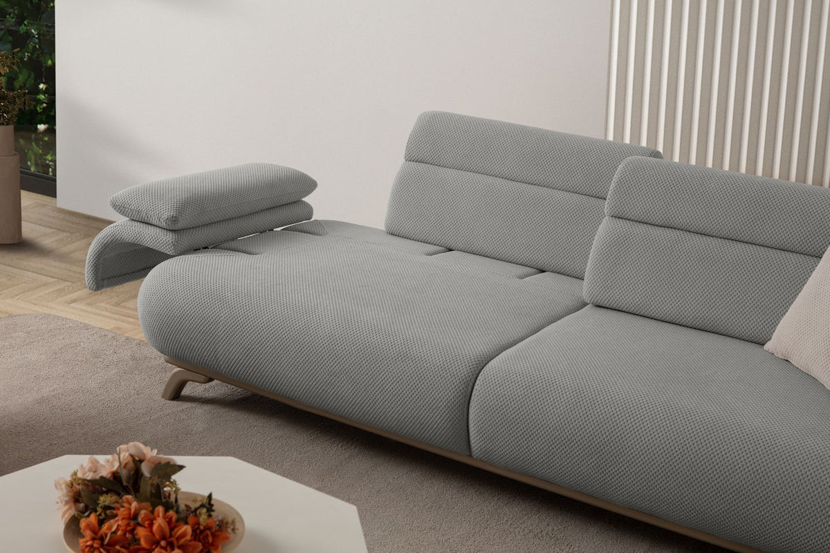 Graues 3-Sitzer-Sofa Bonjo Silver von Hanah Home mit Polyester-Stoffbezug, Holzbeinen und abnehmbarem Rückenkissen, Frontalansicht.