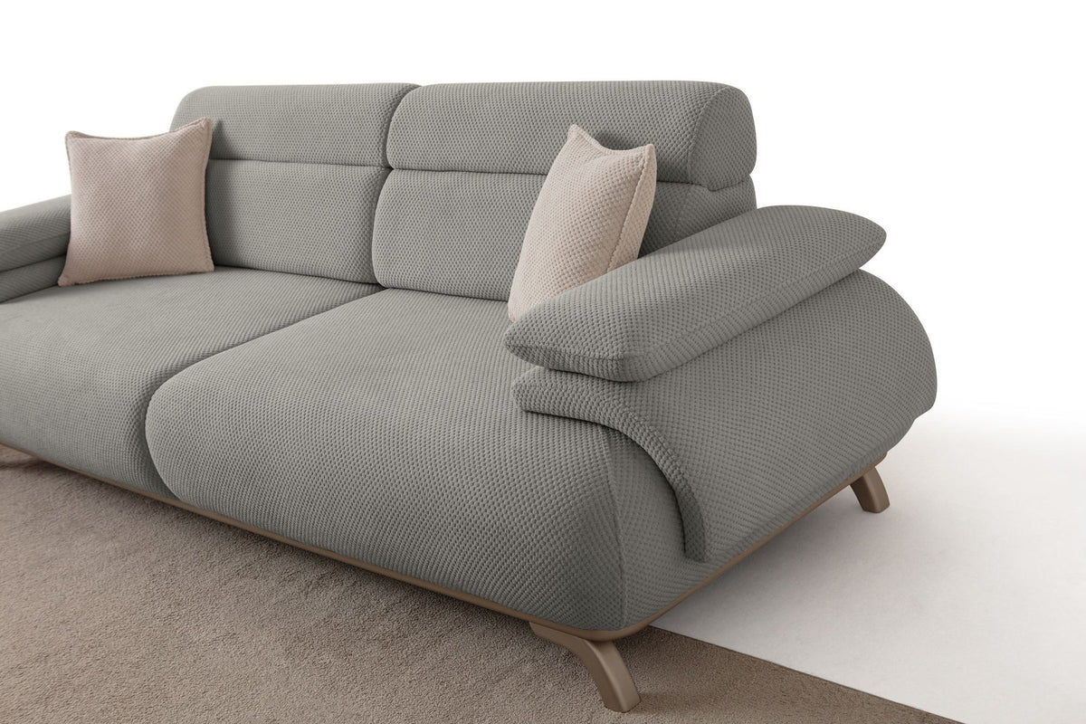 Graues 3-Sitzer-Sofa Bonjo Silver von Hanah Home mit Polyester-Stoffbezug, Holzbeinen und abnehmbarem Rückenkissen, Frontalansicht.