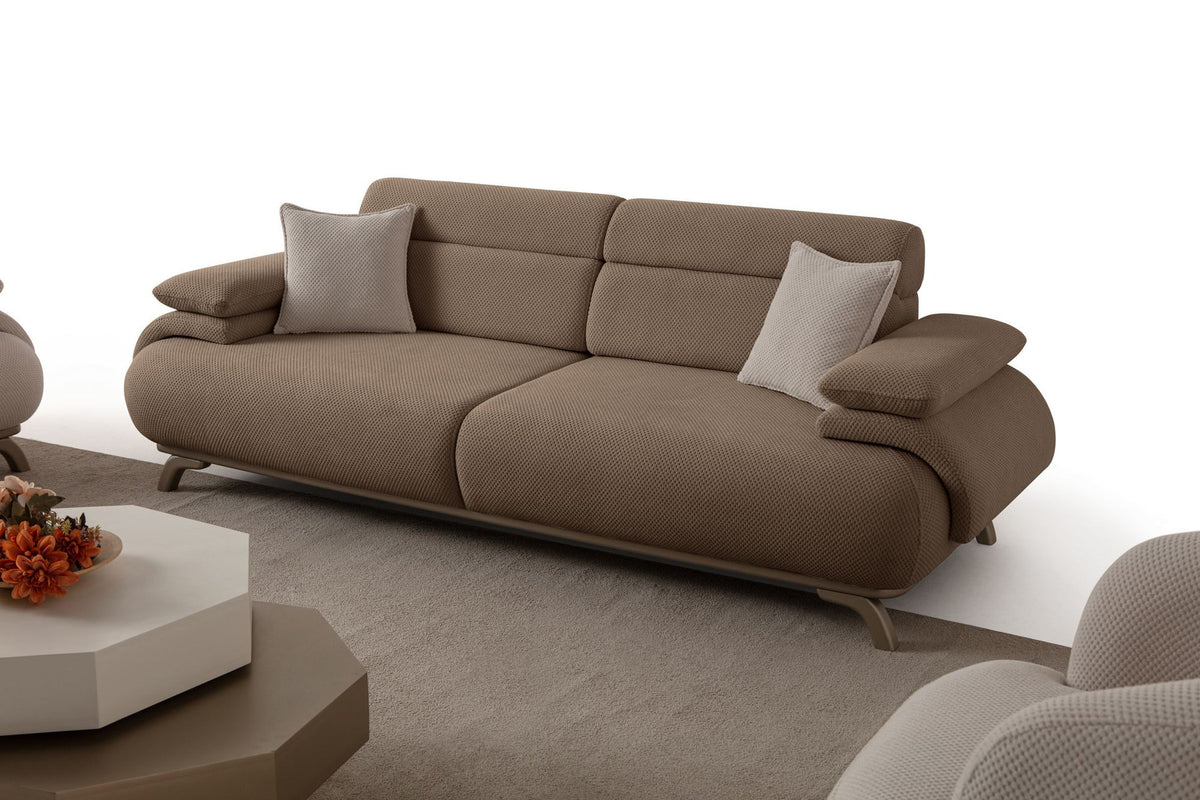 Bonjo Silver 3-Sitzer-Sofa in Latte mit Polyesterbezug, Holzbeinen und abnehmbarem Rückenkissen, zwei Kissen auf der Sitzfläche.