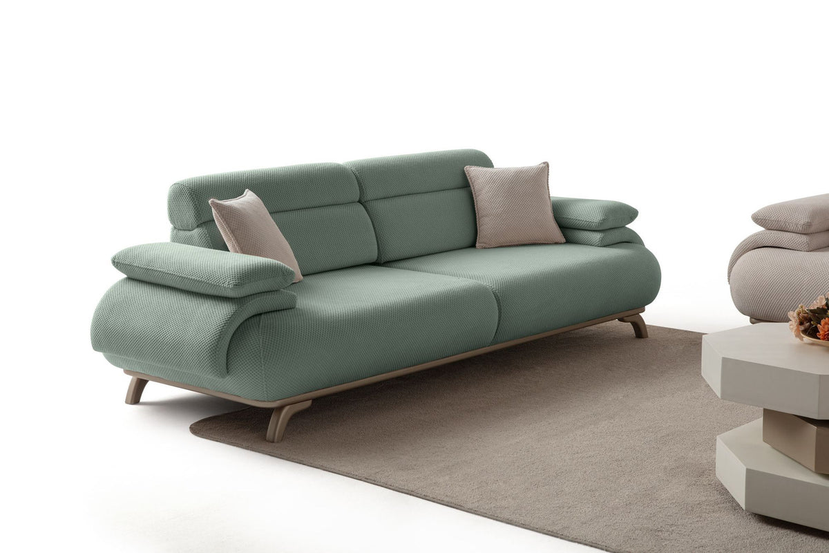 Seegrünes 3-Sitzer-Sofa Bonjo Silver von Hanah Home mit Polyesterbezug, Holzbeinen und zwei losen Kissen, Frontalansicht des Möbelstücks.