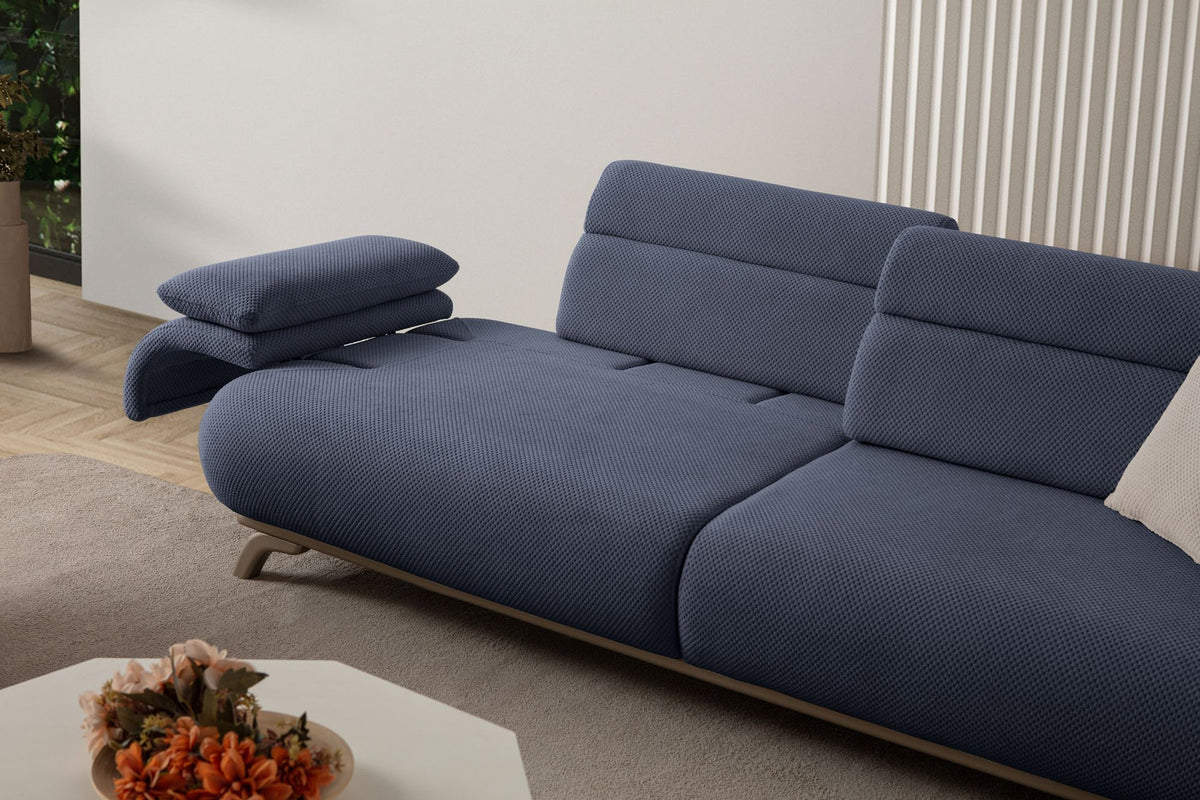 Marineblaues 3-Sitzer-Sofa mit Polyesterbezug, Holzbeinen und abnehmbarem Rückenkissen, fotografiert vor hellem Hintergrund.