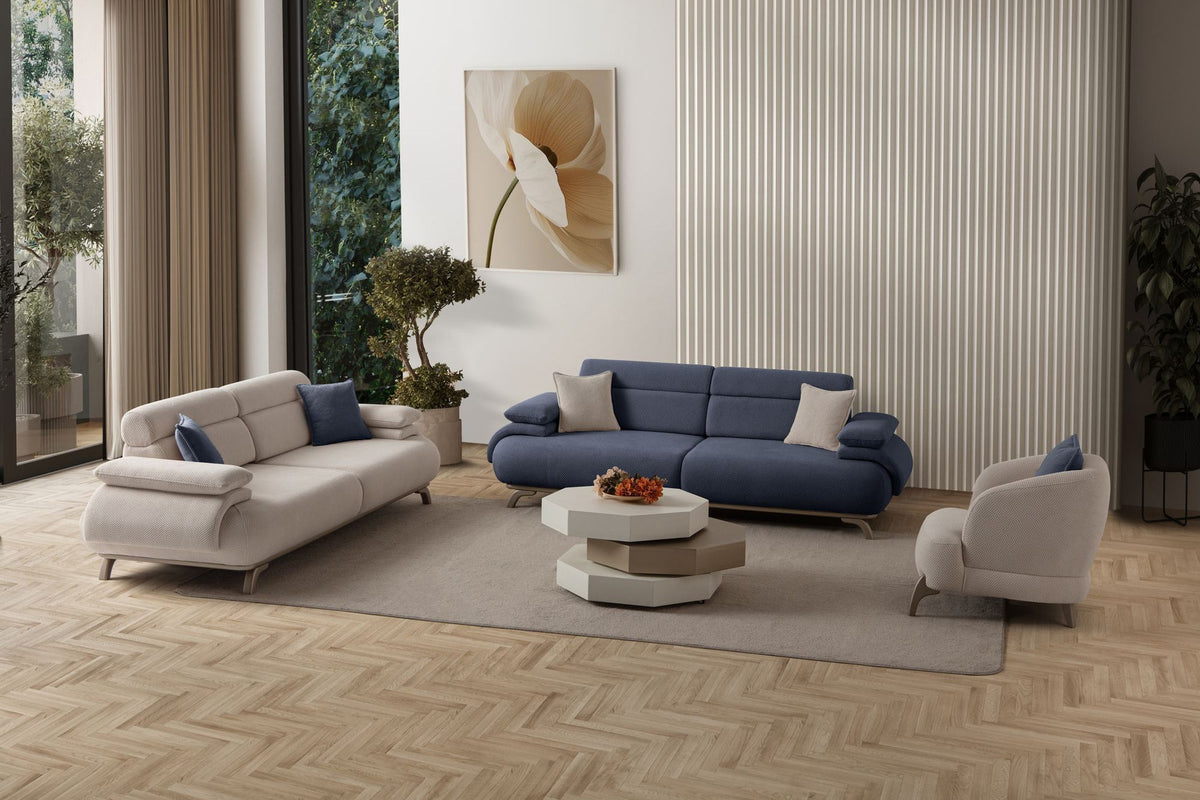 Marineblaues 3-Sitzer-Sofa mit Polyesterbezug, Holzbeinen und abnehmbarem Rückenkissen, fotografiert vor hellem Hintergrund.