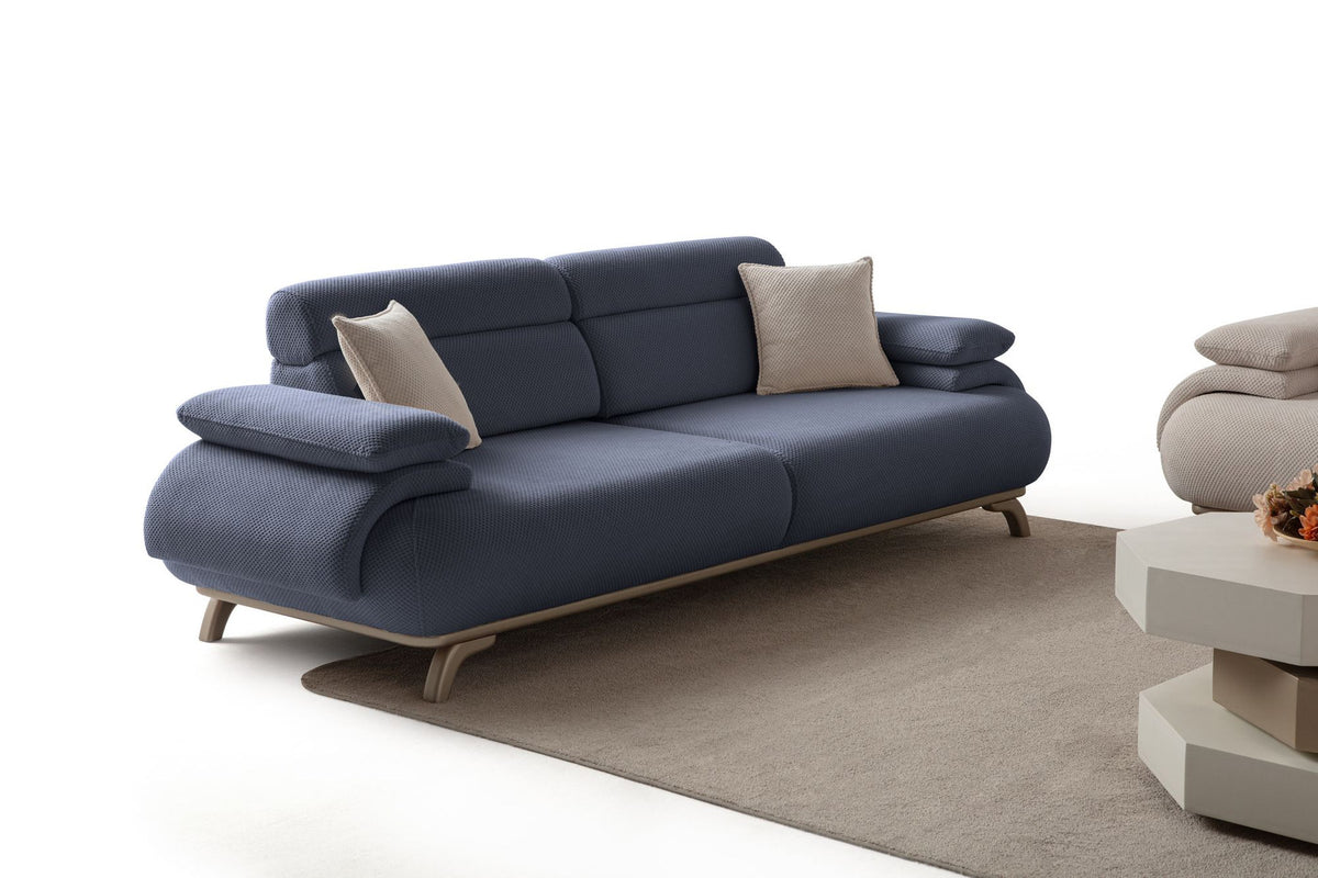 Marineblaues 3-Sitzer-Sofa mit Polyesterbezug, Holzbeinen und abnehmbarem Rückenkissen, fotografiert vor hellem Hintergrund.