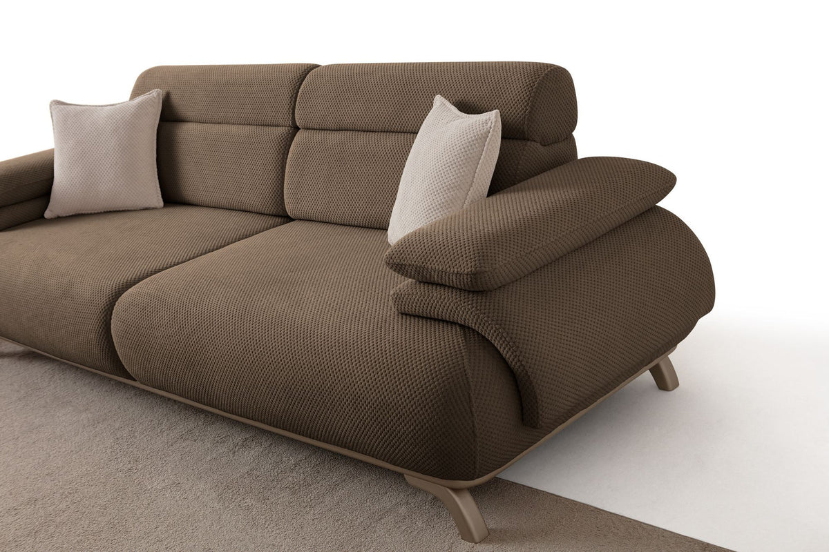 3-Sitzer-Sofa Bonjo Silver in Erde von Hanah Home, Polyesterbezug mit Tuna-Struktur, Holzbeine, abnehmbares Rückenkissen, zwei Zierkissen.