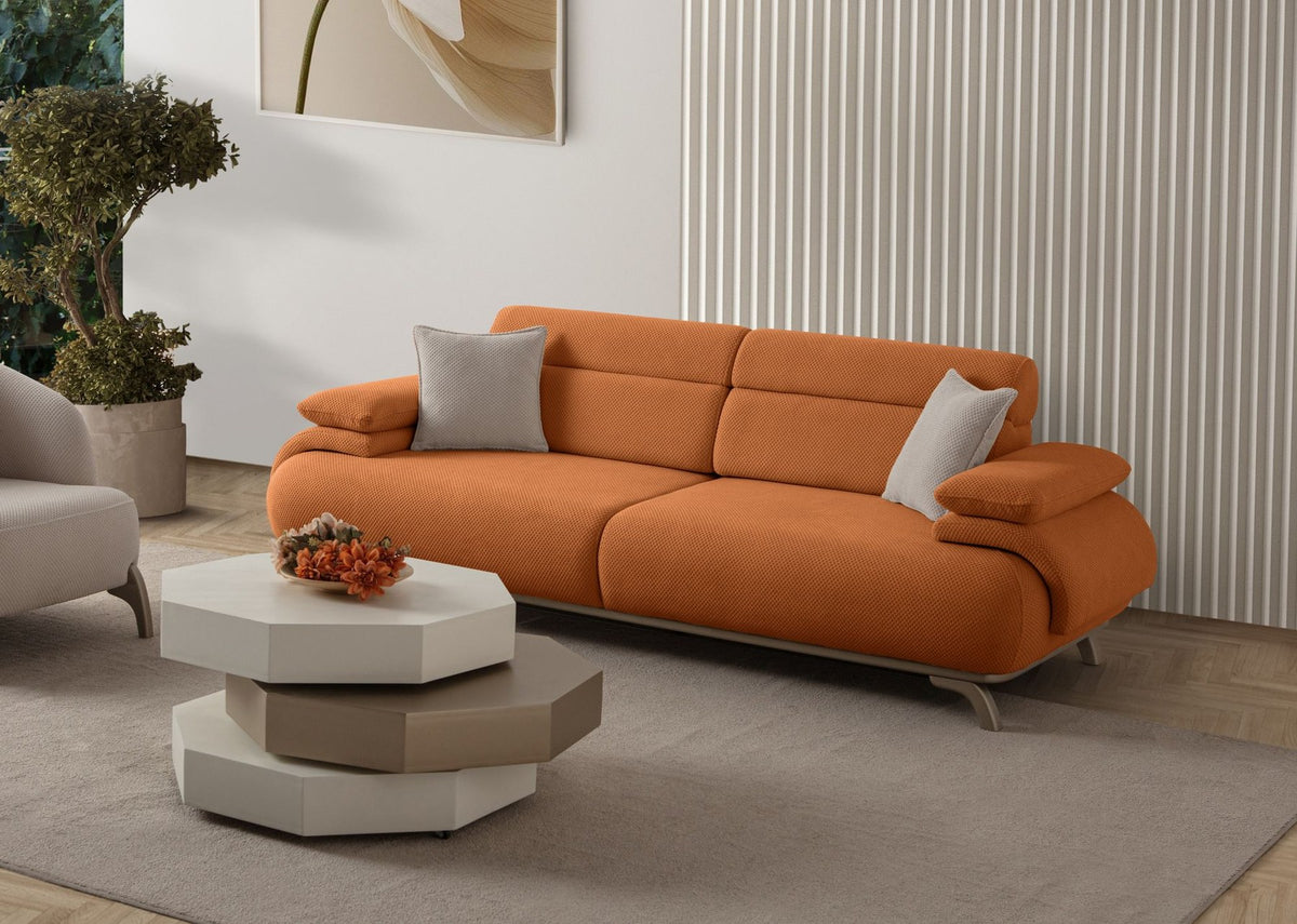 Ziegelrotes 3-Sitzer-Sofa mit Polyesterbezug in Tuna-Struktur, Holzbeinen und abnehmbarem Rückenkissen, zwei Zierkissen auf der Sitzfläche