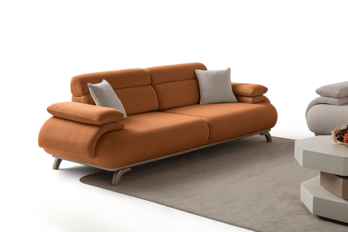 Ziegelrotes 3-Sitzer-Sofa mit Polyesterbezug in Tuna-Struktur, Holzbeinen und abnehmbarem Rückenkissen, zwei Zierkissen auf der Sitzfläche