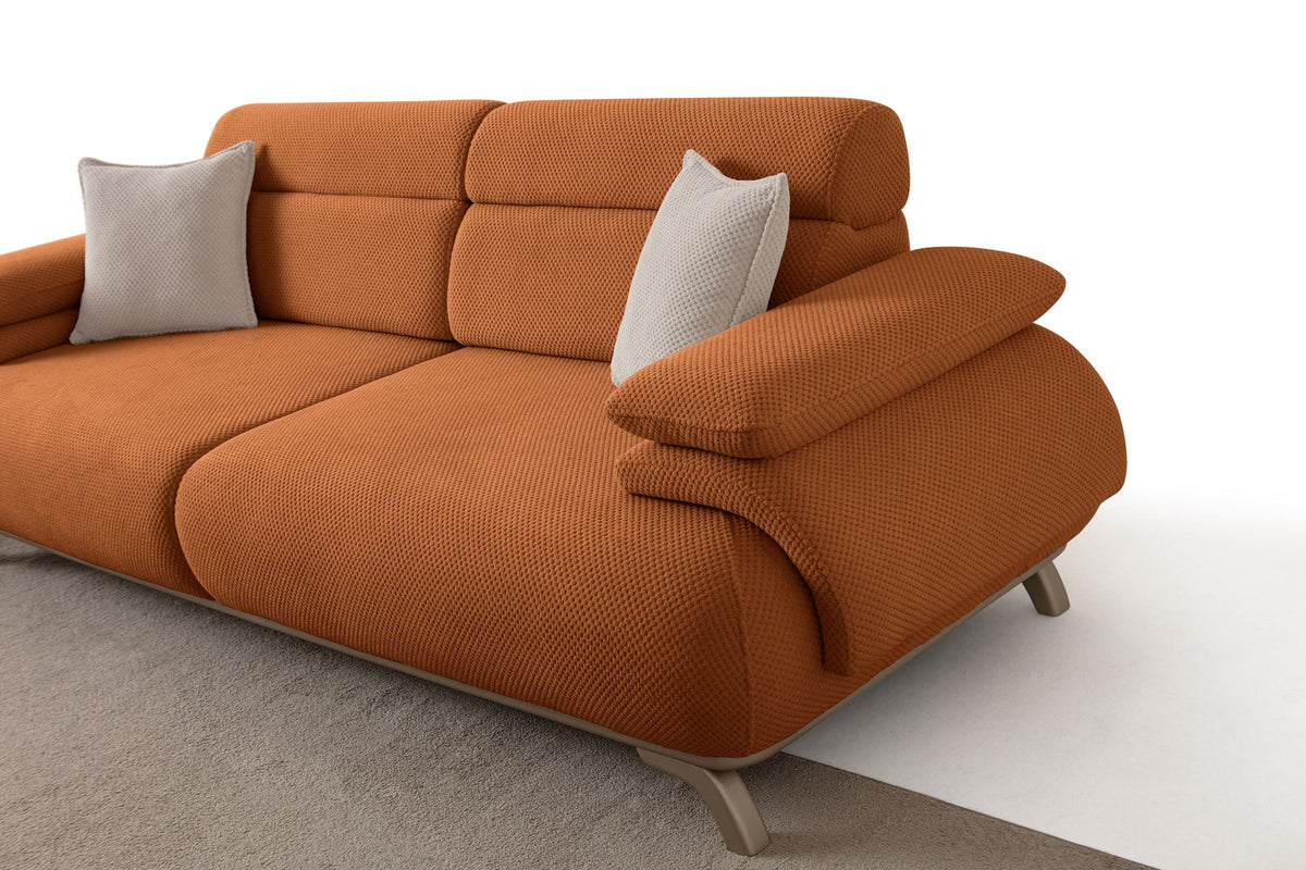 Ziegelrotes 3-Sitzer-Sofa mit Polyesterbezug in Tuna-Struktur, Holzbeinen und abnehmbarem Rückenkissen, zwei Zierkissen auf der Sitzfläche