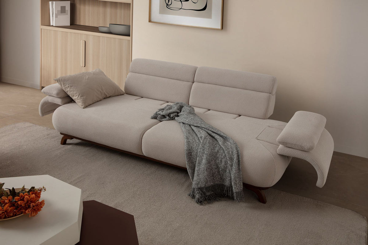 Beiges 3-Sitzer Sofa mit Polyester-Bezug in Tuna-Struktur, Holzbeinen und abnehmbarem Rückenkissen, Gestell aus Hainbuche und Spanplatte.