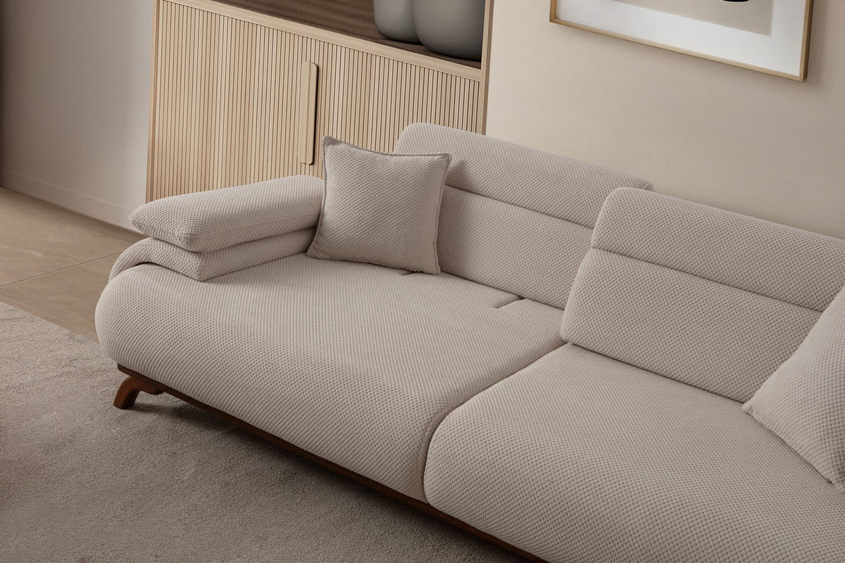 Beiges 3-Sitzer Sofa mit Polyester-Bezug in Tuna-Struktur, Holzbeinen und abnehmbarem Rückenkissen, Gestell aus Hainbuche und Spanplatte.
