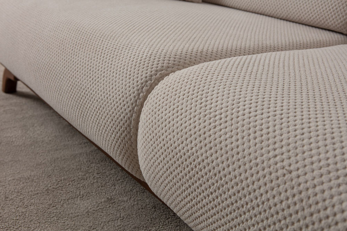 Beiges 3-Sitzer Sofa mit Polyester-Bezug in Tuna-Struktur, Holzbeinen und abnehmbarem Rückenkissen, Gestell aus Hainbuche und Spanplatte.