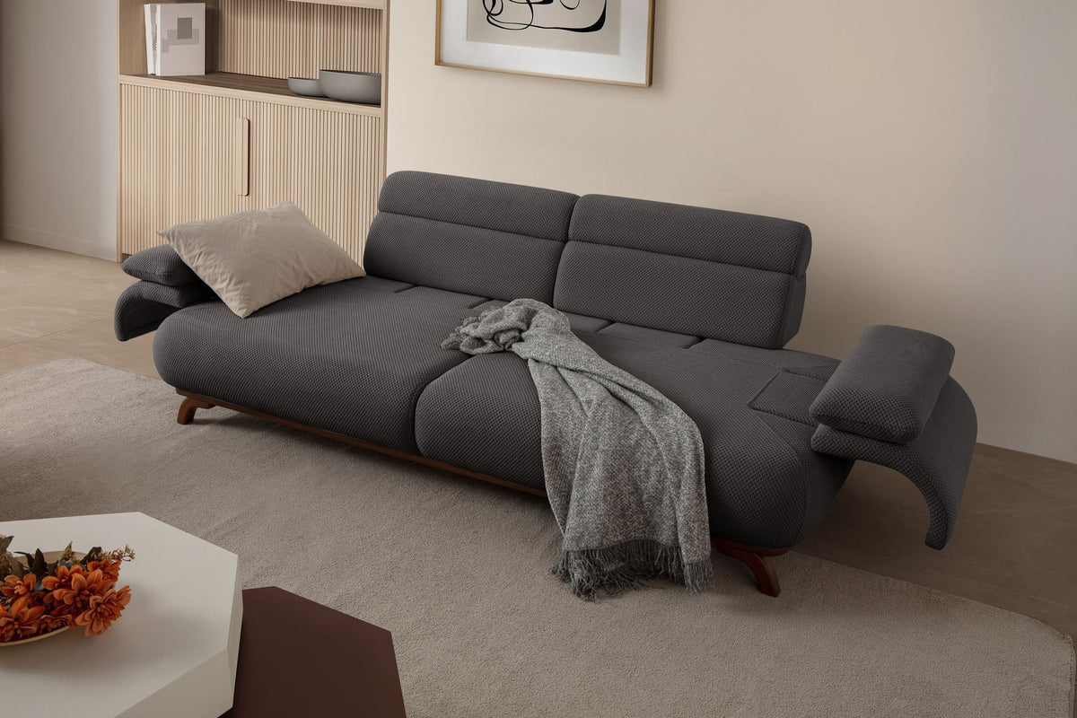 Anthrazitfarbenes 3-Sitzer Sofa Bonjo mit Holzbeinen, Polyester-Bezug in Tuna-Struktur und zwei losen Kissen, Frontalansicht.