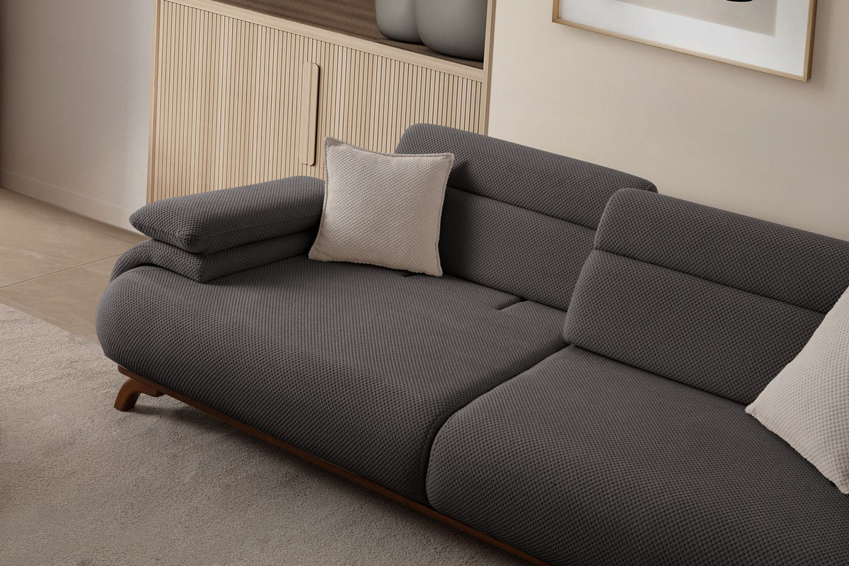 Anthrazitfarbenes 3-Sitzer Sofa Bonjo mit Holzbeinen, Polyester-Bezug in Tuna-Struktur und zwei losen Kissen, Frontalansicht.