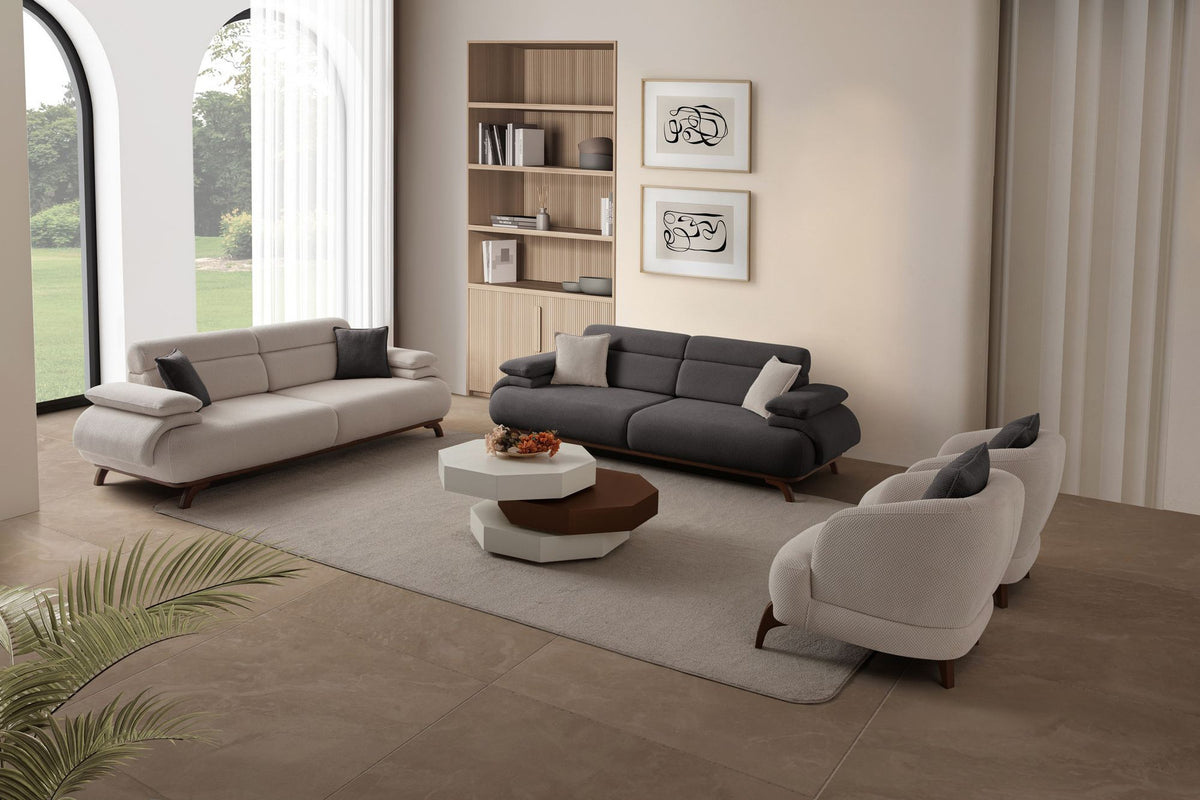 Anthrazitfarbenes 3-Sitzer Sofa Bonjo mit Holzbeinen, Polyester-Bezug in Tuna-Struktur und zwei losen Kissen, Frontalansicht.
