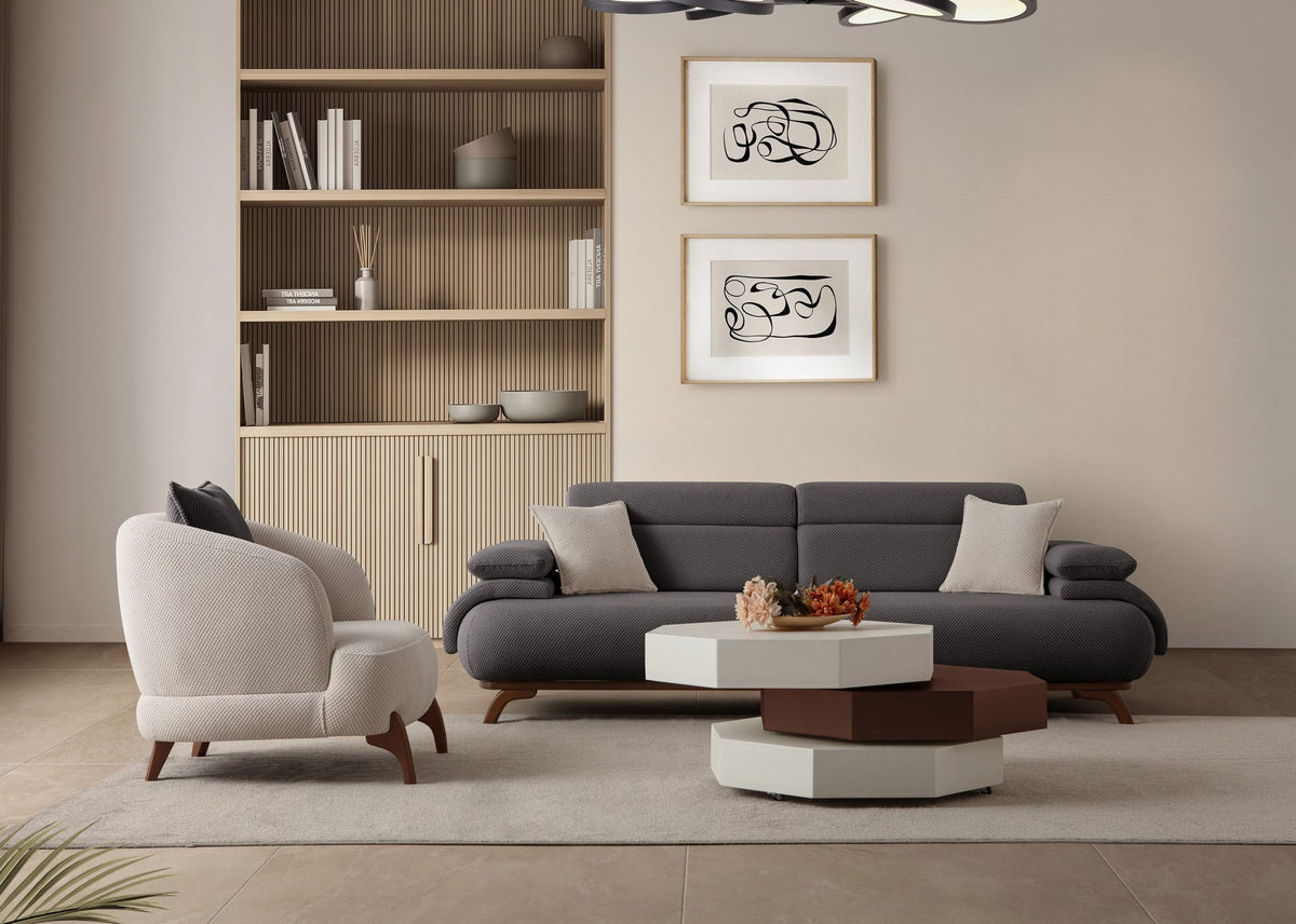 Anthrazitfarbenes 3-Sitzer Sofa Bonjo mit Holzbeinen, Polyester-Bezug in Tuna-Struktur und zwei losen Kissen, Frontalansicht.