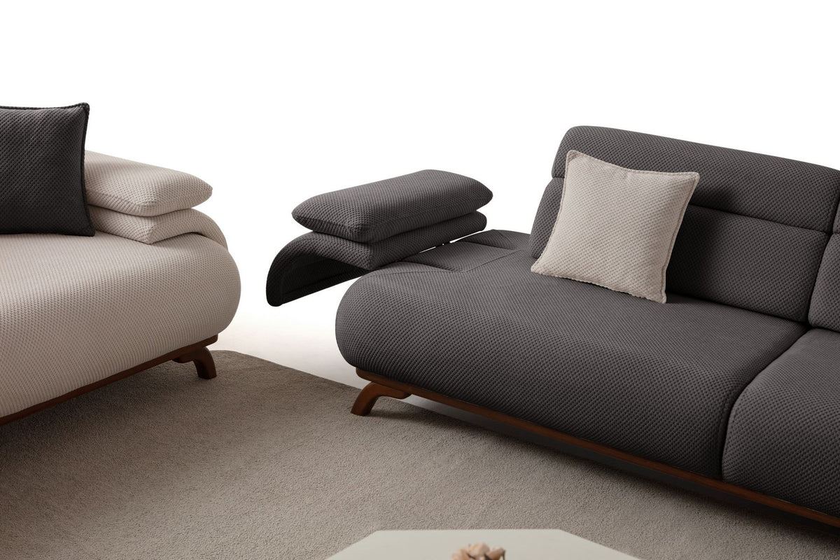 Anthrazitfarbenes 3-Sitzer Sofa Bonjo mit Holzbeinen, Polyester-Bezug in Tuna-Struktur und zwei losen Kissen, Frontalansicht.
