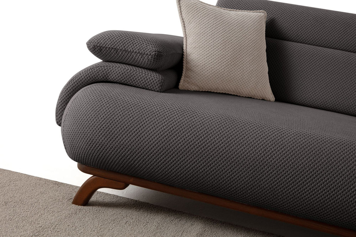 Anthrazitfarbenes 3-Sitzer Sofa Bonjo mit Holzbeinen, Polyester-Bezug in Tuna-Struktur und zwei losen Kissen, Frontalansicht.