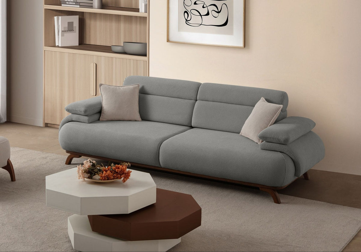 Graues 3-Sitzer Sofa Bonjo aus Polyesterstoff mit Tuna-Struktur, Gestell aus Hainbuche und Spanplatte, mit schlanken Holzbeinen und zwei Kissen.