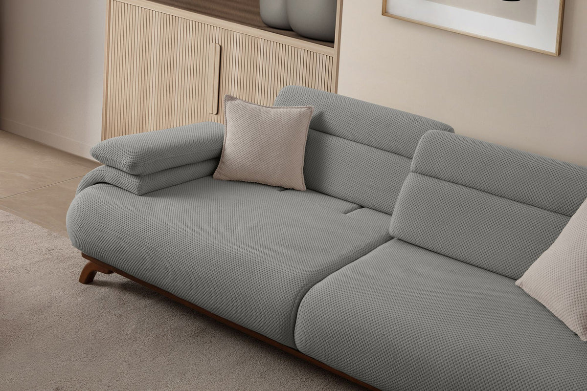 Graues 3-Sitzer Sofa Bonjo aus Polyesterstoff mit Tuna-Struktur, Gestell aus Hainbuche und Spanplatte, mit schlanken Holzbeinen und zwei Kissen.