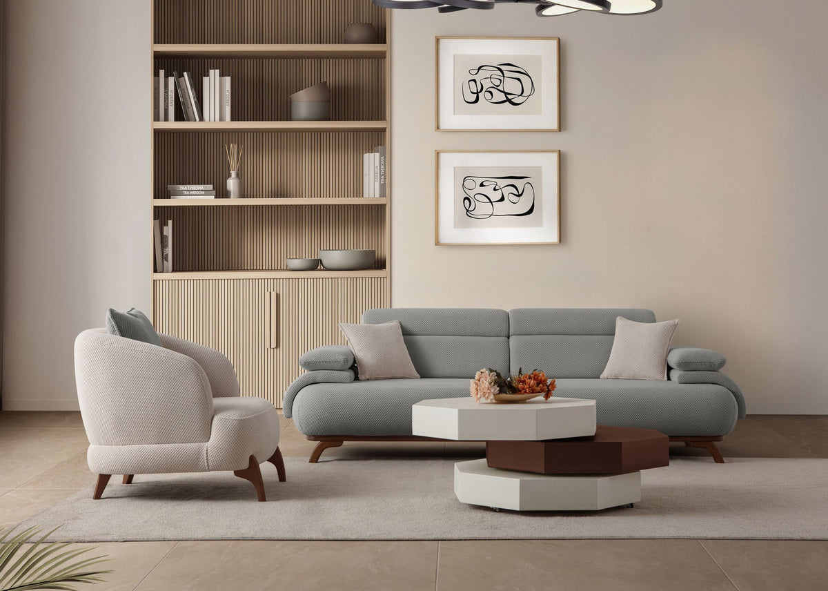Graues 3-Sitzer Sofa Bonjo aus Polyesterstoff mit Tuna-Struktur, Gestell aus Hainbuche und Spanplatte, mit schlanken Holzbeinen und zwei Kissen.
