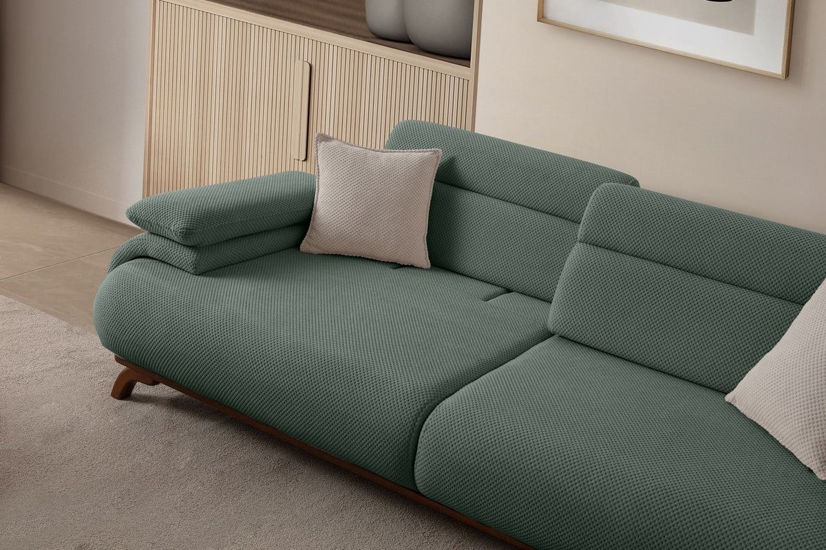 Grünes 3-Sitzer Sofa Bonjo aus Polyesterstoff mit Holzbeinen, Gestell aus Hainbuche, zwei Kissen, Rückenkissen abnehmbar.