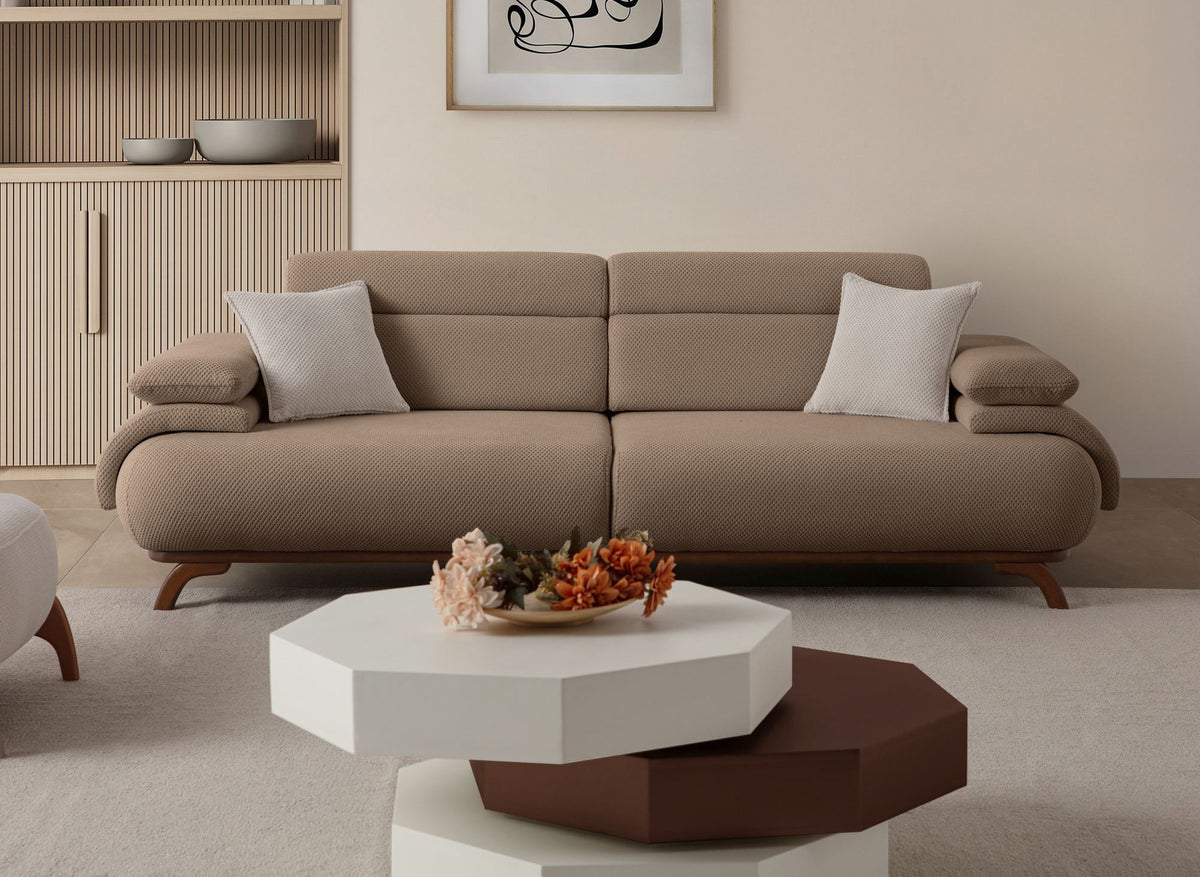 Dreisitzer-Sofa Bonjo in Latte mit Polyesterbezug in Tuna-Struktur, schlanken Holzbeinen und abnehmbarem Rückenkissen, Frontalansicht.