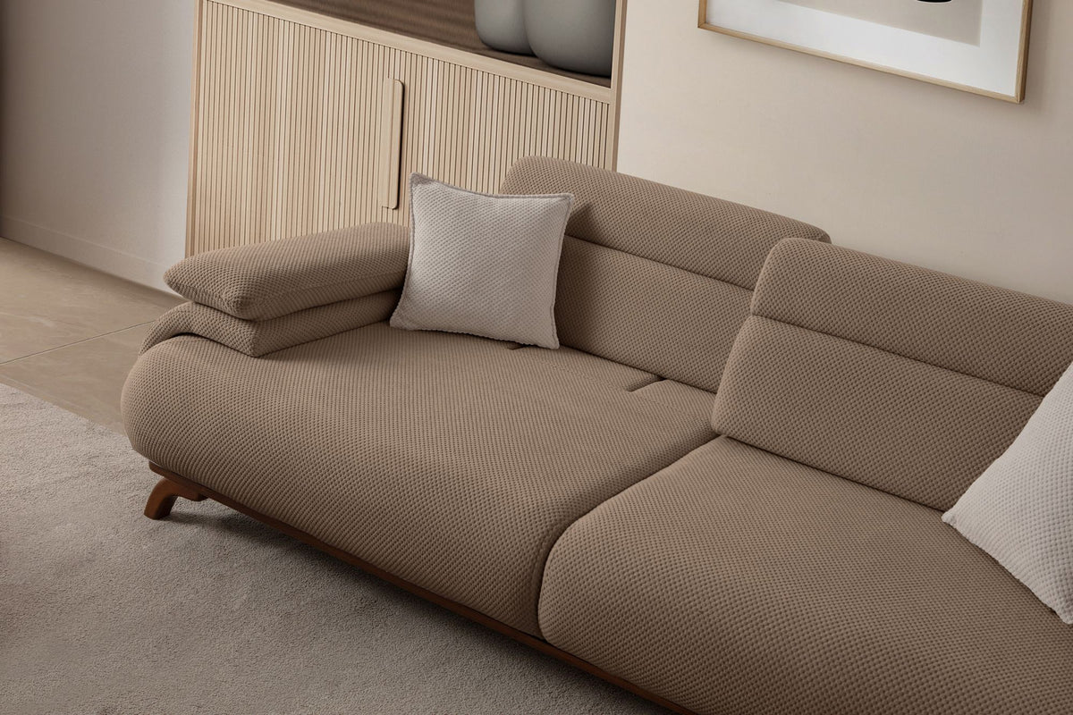 Dreisitzer-Sofa Bonjo in Latte mit Polyesterbezug in Tuna-Struktur, schlanken Holzbeinen und abnehmbarem Rückenkissen, Frontalansicht.