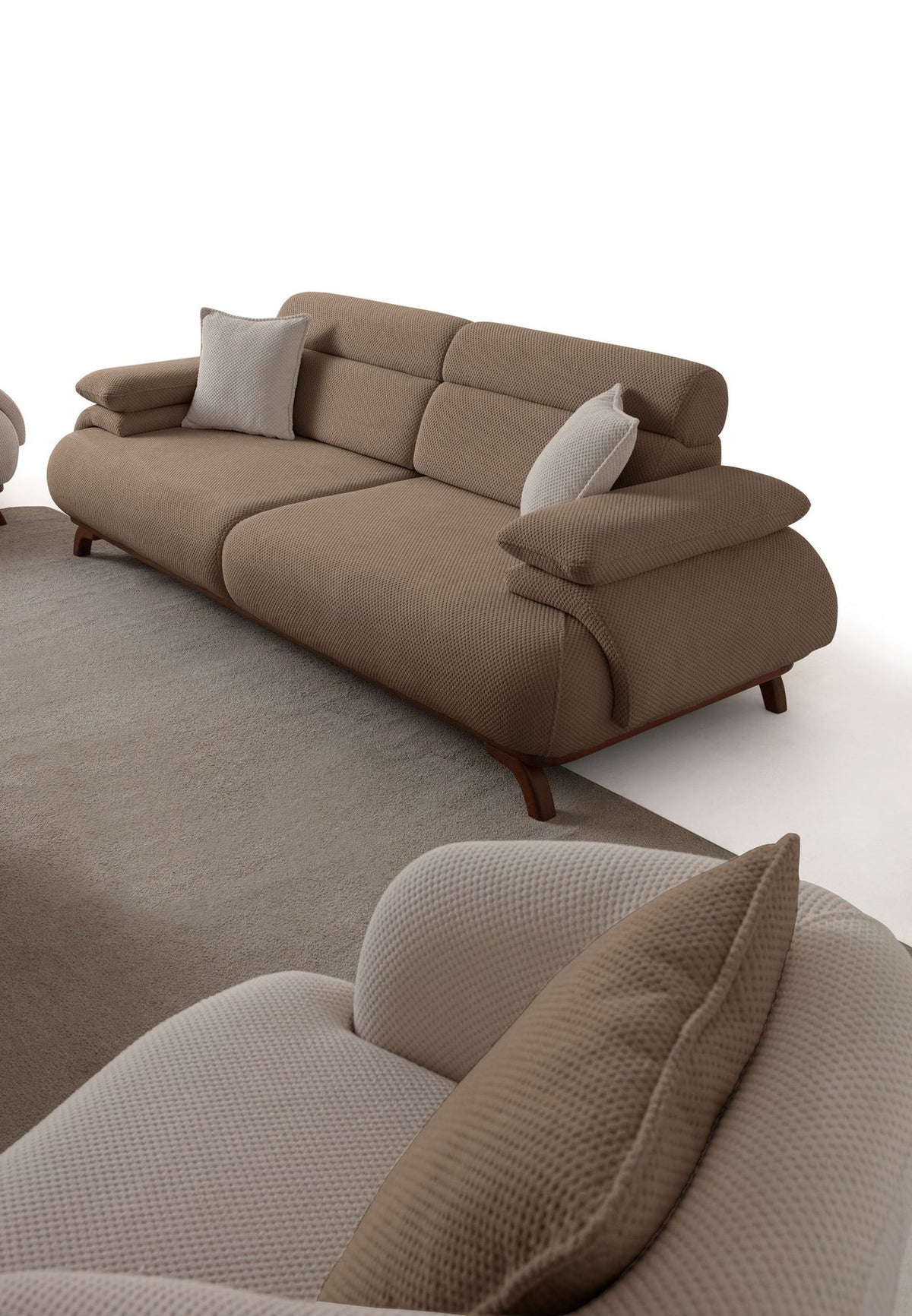 Dreisitzer-Sofa Bonjo in Latte mit Polyesterbezug in Tuna-Struktur, schlanken Holzbeinen und abnehmbarem Rückenkissen, Frontalansicht.