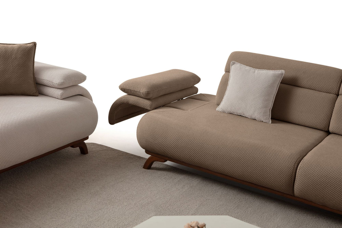 Dreisitzer-Sofa Bonjo in Latte mit Polyesterbezug in Tuna-Struktur, schlanken Holzbeinen und abnehmbarem Rückenkissen, Frontalansicht.