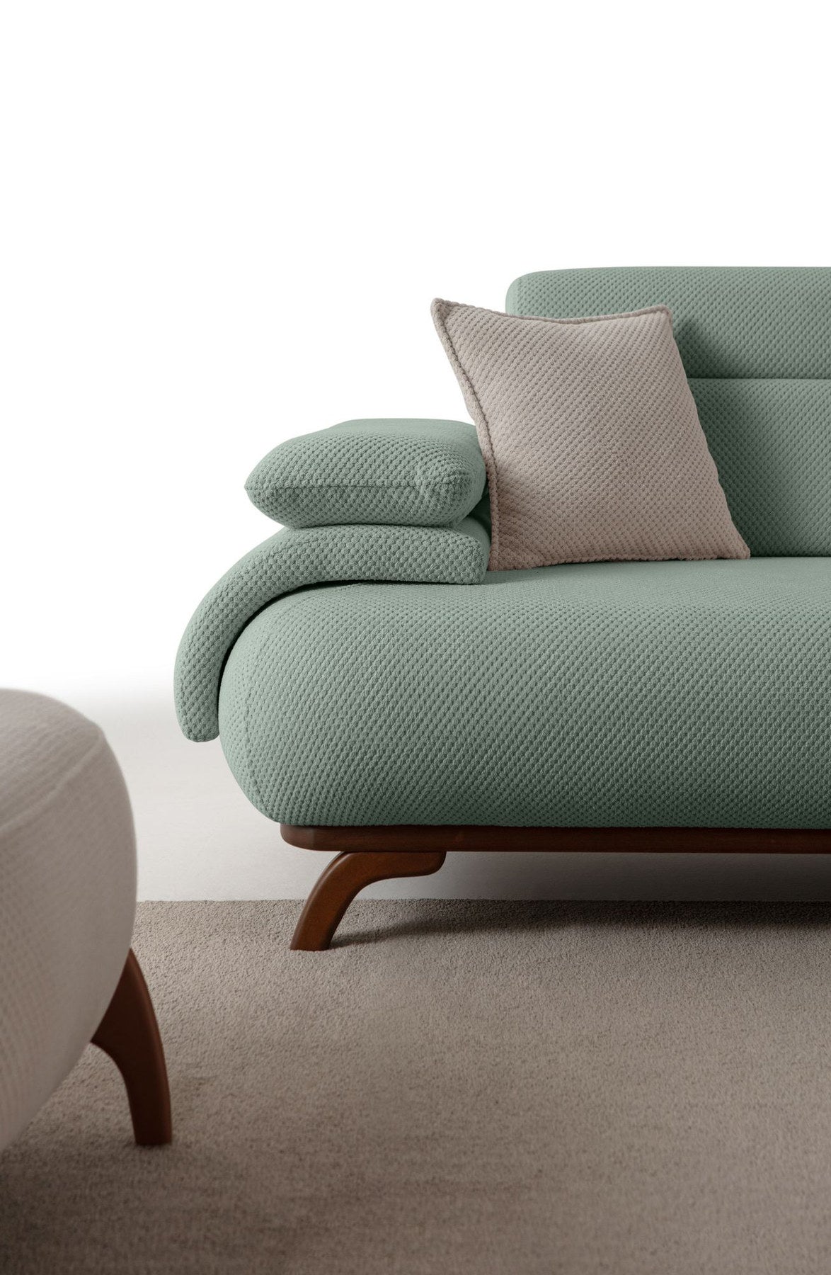 Seegrünes 3-Sitzer Sofa Bonjo von Hanah Home mit Holzbeinen, Polyesterbezug in Tuna-Struktur und zwei losen Kissen auf hellem Hintergrund.