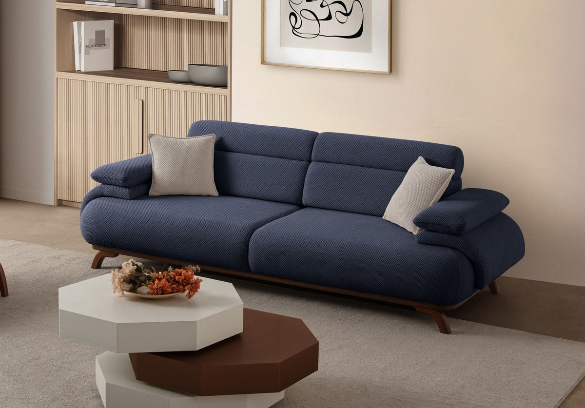 Marineblaues 3-Sitzer Sofa Bonjo von Hanah Home mit Holzbeinen, Polyester-Bezug in Tuna-Struktur und zwei losen Kissen.