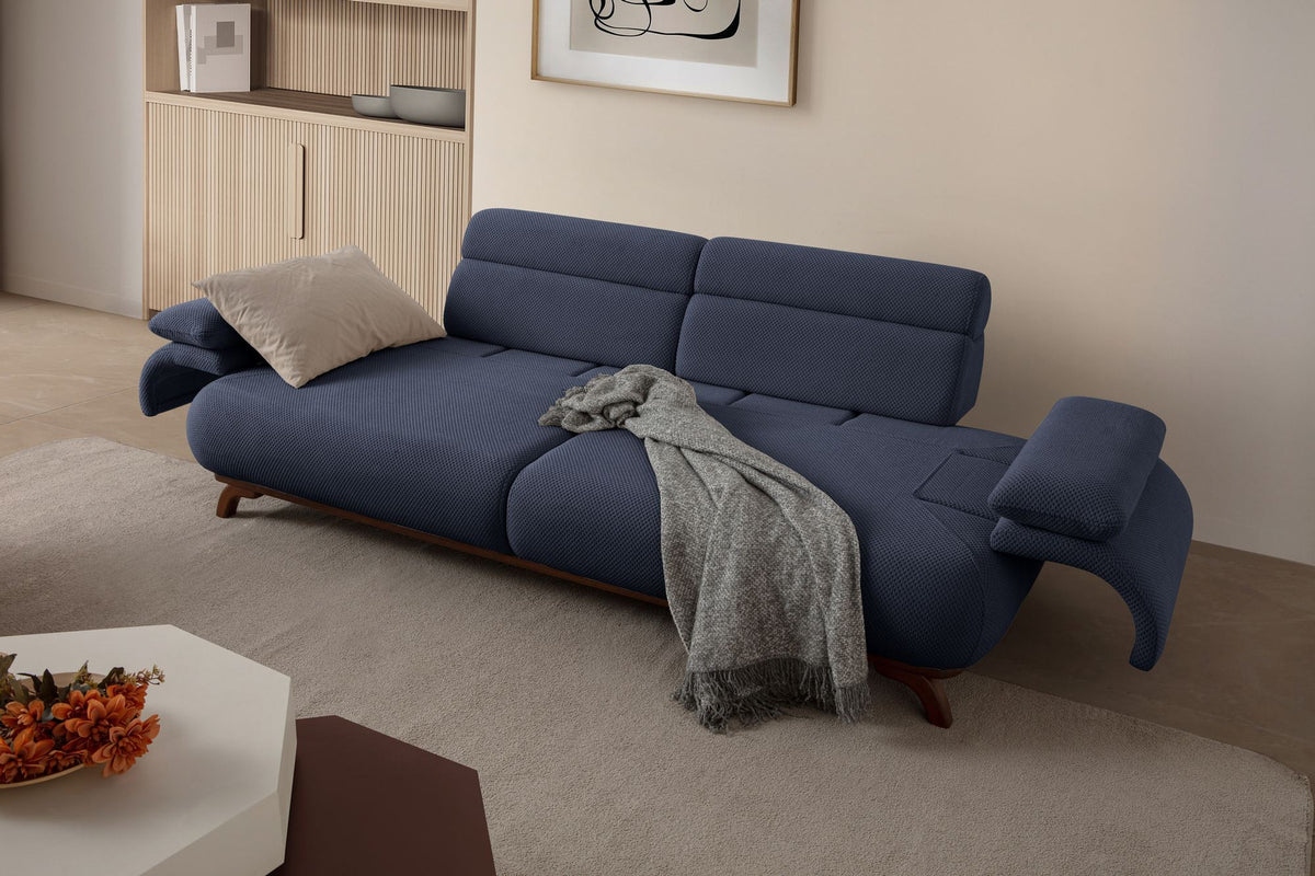 Marineblaues 3-Sitzer Sofa Bonjo von Hanah Home mit Holzbeinen, Polyester-Bezug in Tuna-Struktur und zwei losen Kissen.