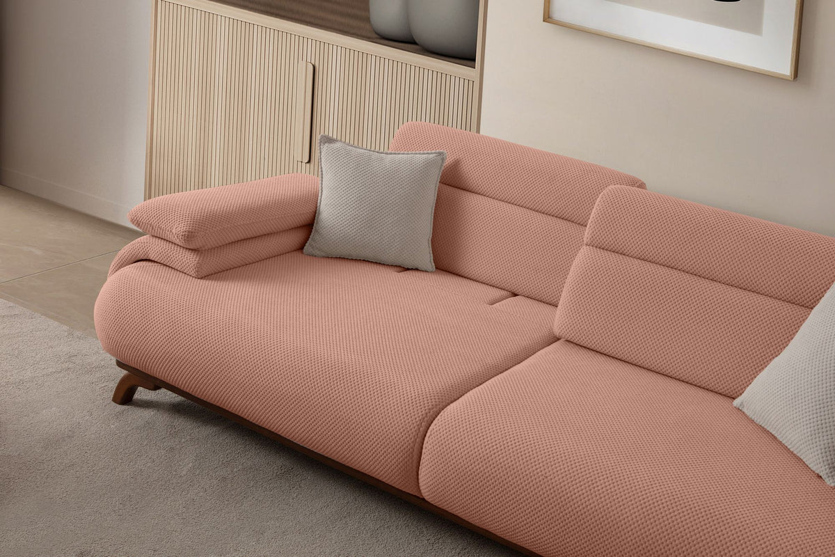 Puderfarbenes 3-Sitzer Sofa Bonjo von Hanah Home mit Polyesterbezug, Holzbeinen und zwei losen Kissen, Frontalansicht auf hellem Hintergrund.