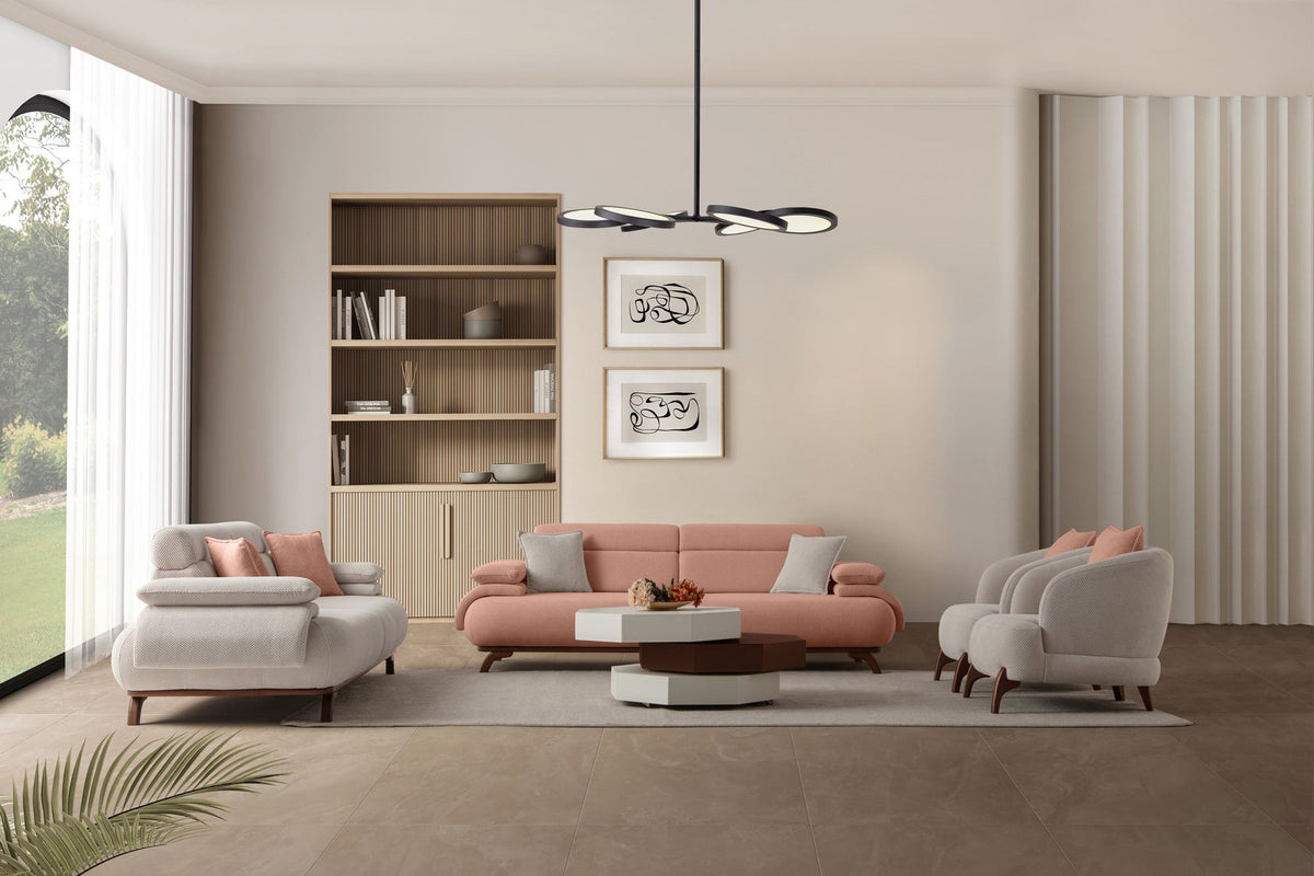 Puderfarbenes 3-Sitzer Sofa Bonjo von Hanah Home mit Polyesterbezug, Holzbeinen und zwei losen Kissen, Frontalansicht auf hellem Hintergrund.