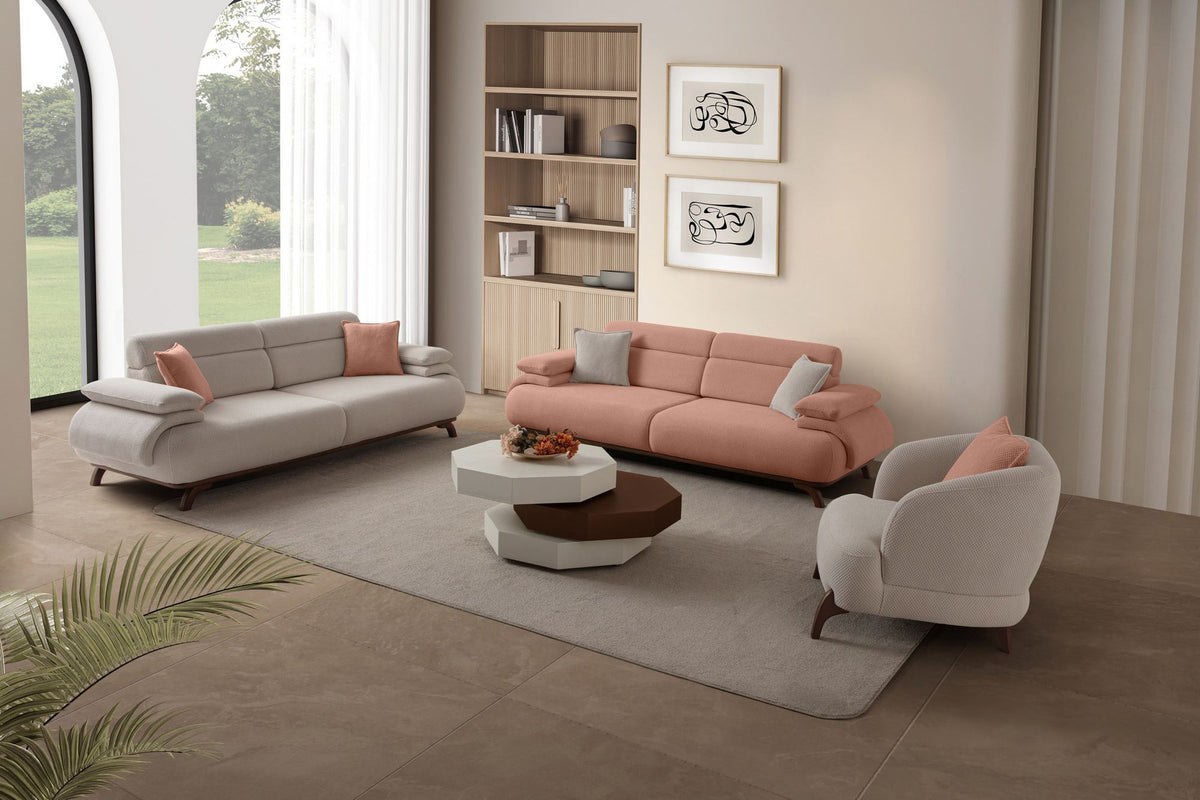 Puderfarbenes 3-Sitzer Sofa Bonjo von Hanah Home mit Polyesterbezug, Holzbeinen und zwei losen Kissen, Frontalansicht auf hellem Hintergrund.