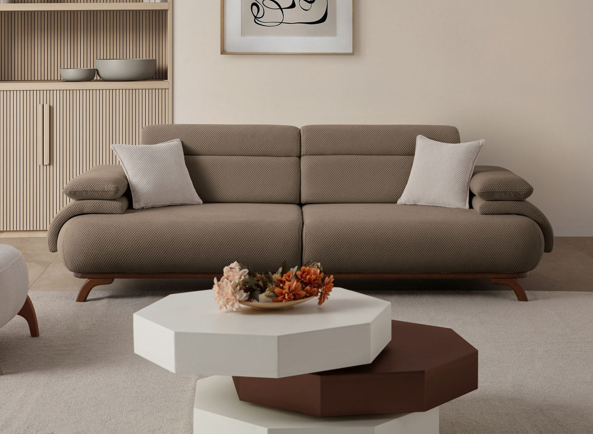 Braunes 3-Sitzer Sofa Bonjo von Hanah Home in Erdton, Bezugsstoff aus Polyester mit Tuna-Struktur, Holzbeine, 246 cm breit und 97 cm tief.