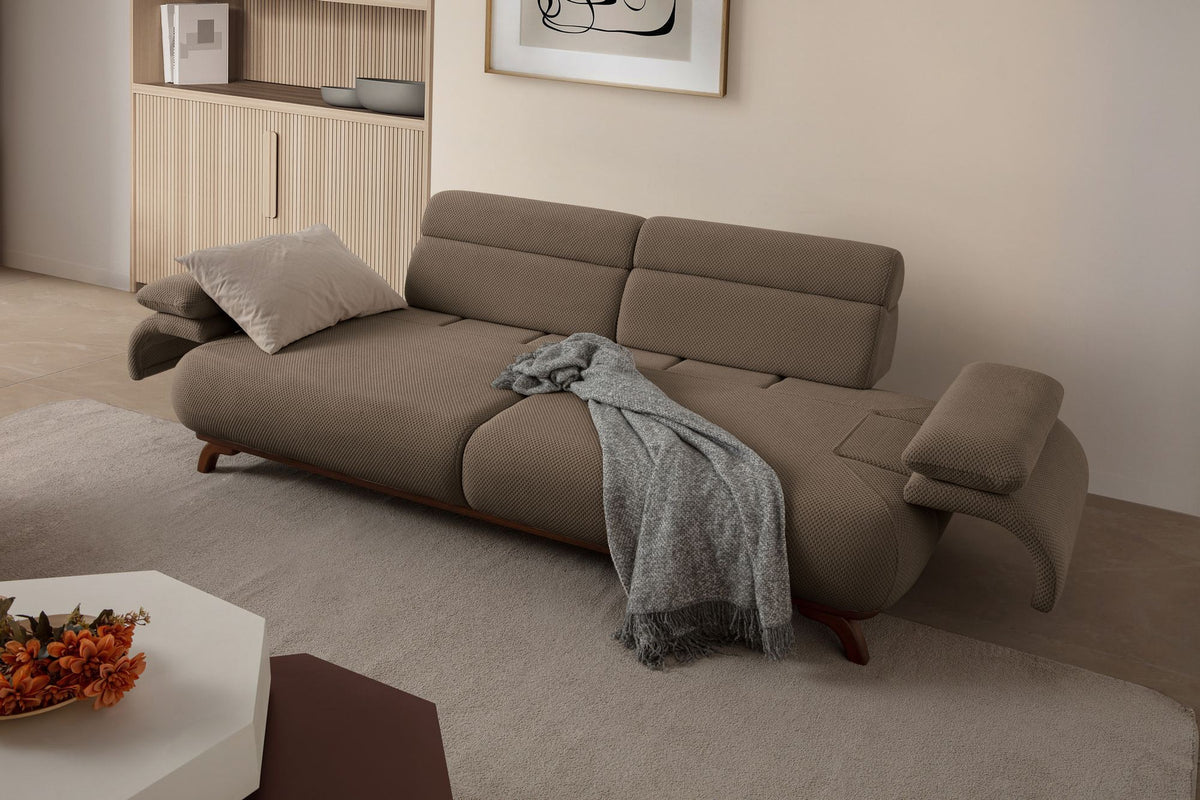 Braunes 3-Sitzer Sofa Bonjo von Hanah Home in Erdton, Bezugsstoff aus Polyester mit Tuna-Struktur, Holzbeine, 246 cm breit und 97 cm tief.