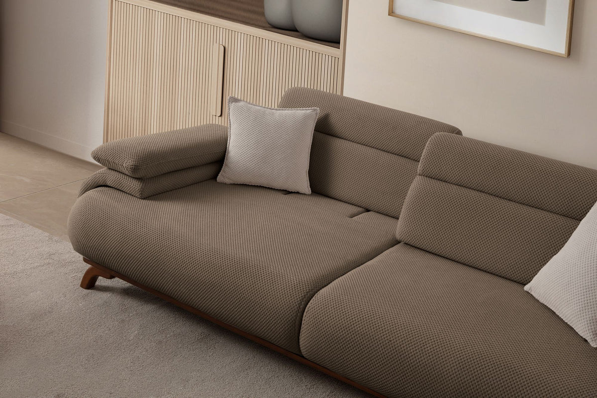 Braunes 3-Sitzer Sofa Bonjo von Hanah Home in Erdton, Bezugsstoff aus Polyester mit Tuna-Struktur, Holzbeine, 246 cm breit und 97 cm tief.