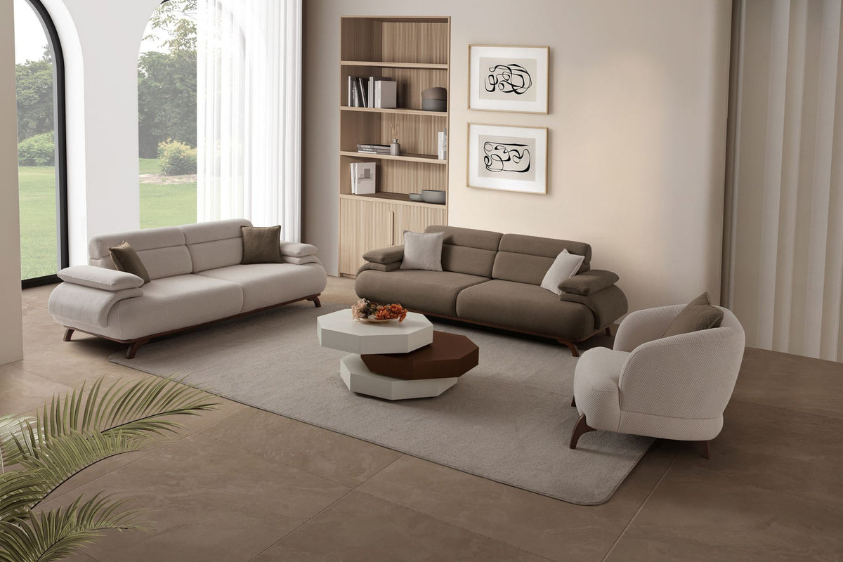 Braunes 3-Sitzer Sofa Bonjo von Hanah Home in Erdton, Bezugsstoff aus Polyester mit Tuna-Struktur, Holzbeine, 246 cm breit und 97 cm tief.